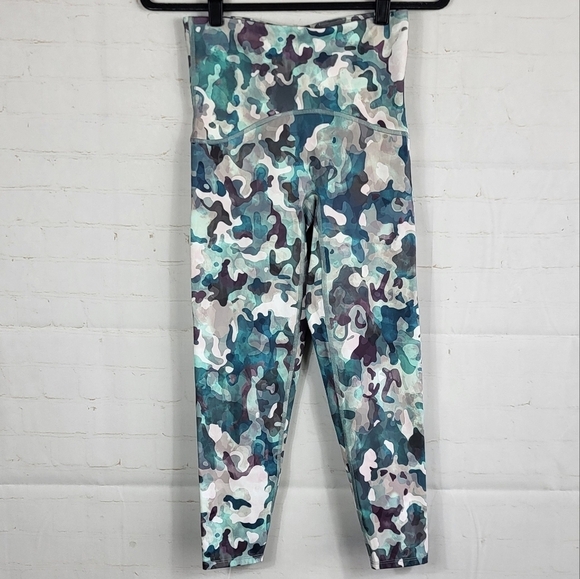 Spanx Booty Boost Active Athletic Crop Printed Camo Blue Pink Multi Medium - Picture 3 of 13